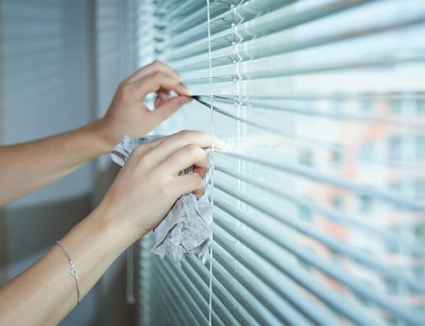 how to fix cordless blinds by cleaning them with a cloth